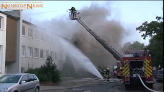 Feuer zerstört Mehrfamilienhaus in Bremen-Vahr (4.8.2013)