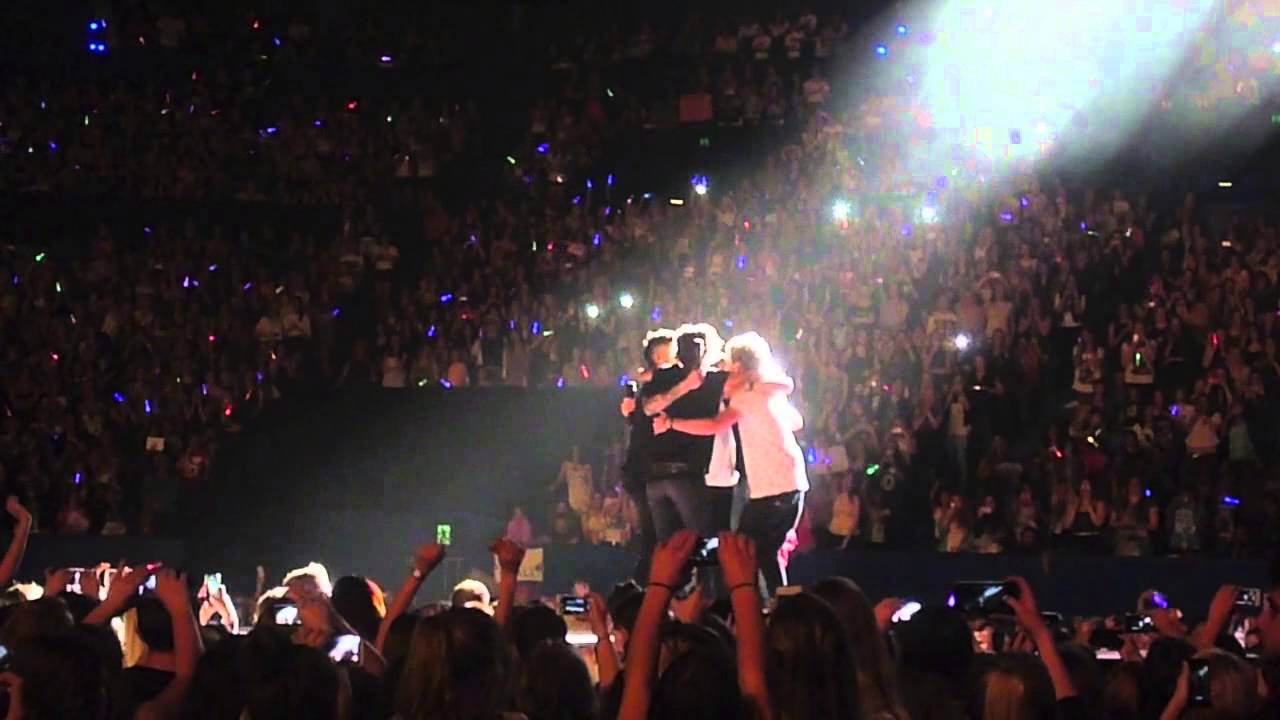 One Direction Hug Perth 29/09/13 - YouTube