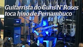 Guitarrista do Guns N' Roses toca hino de Pernambuco em evento