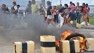 Familiares tentam impedir transferência de presos