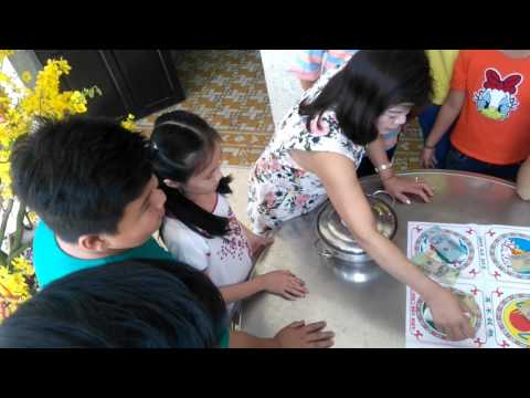 063 Funny Vietnamese game in The First of Tet holiday- Mùng 1 Tết thử vận với lẩu Bầu Cua Cá Cọp-