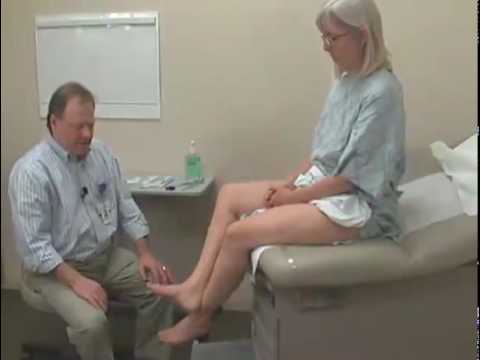 Зрелая женщина приходит на прием к гинекологу раздвигает ноги и с удовольствием дает себя осмотреть 