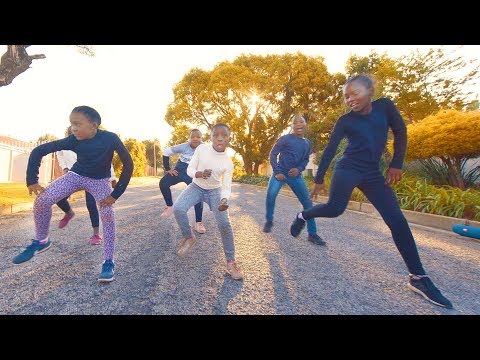 Download Dladla Mshunqisi ft. Dj Tira - Pakisha Bhenga Dance (with SuperStar Kids)