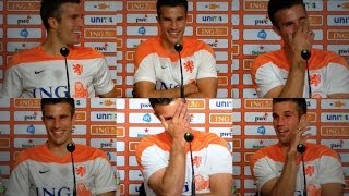 Vrolijke Van Persie op dreef bij persconferentie