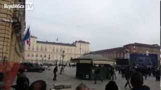 TORINO - Manifestazione dei Forconi sassi contro il palazzo della Regione (9 Dicembre 2013)