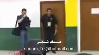 شوفو شجاعة صدام حسين يرفض ان يمسك بيده رافضي