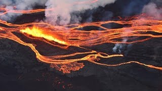 توافد الزوار لمشاهدة الحمم المتوهجة بعد ثوران أكبر بركان نشط في العالم