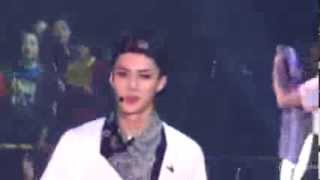 131224 sm week 콘서트 엔딩 선물 주는 세훈 exo sehun