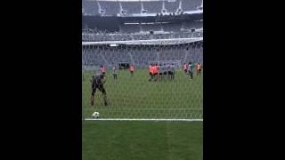 Balotelli practice free kick