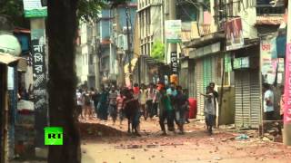 Полиция обстреливает протестующих в Дакке