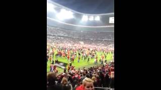 Europapokalsieger 2013 - Fans stürmen Platz der Allianz Arena| by Julian Gombert