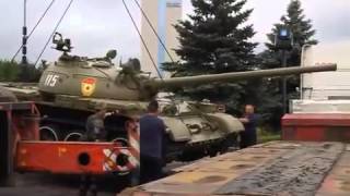 Ополченцы забрали танк из музея в Донецке