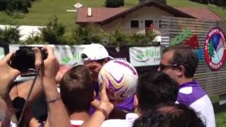 VIDEO VIOLANEWS: Mario Gomez agli autografi