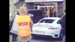 Самооборона Майдана громит Porsche возле ресторана "Эгоист"