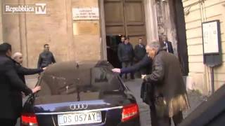 Incontro Renzi Berlusconi - Lancio di uova sull'auto di Silvio (18 Gennaio 2014)