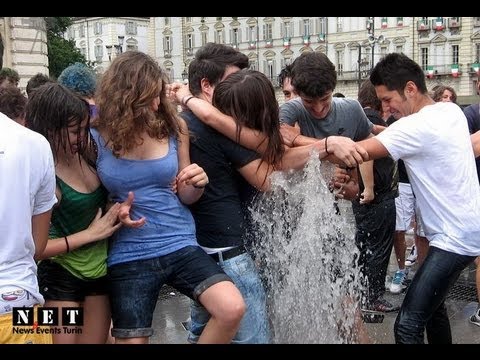 Mega lavata di fine anno alle fontane di Piazza Castello Torino