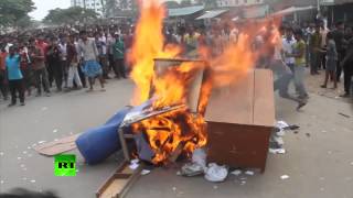 В Бангладеш рабочие поджигают швейные фабрики