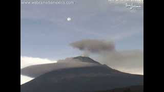 Popocatépetl y la Luna. Espectacular. Fumando y con Nube Lenticular 25 de junio 2013