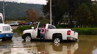 NOTICIAS -  CAMIONETA ATORADA -  CIUIDAD GUZMAN