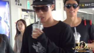 2013.09.08. KIM HYUN JOONG 김현중 fancam - Wiggling his toes, Dancing and Drinking at Gimpo Airport