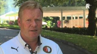 Trainer Ronald Koeman in gesprek met Frank Stout