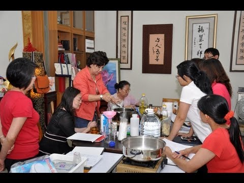 忠興織造廠員工學習手工皂製作