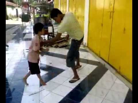 anak berkelahi lucu - YouTube