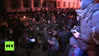 Спецназ Украины оттеснил демонстрантов от здания президентской администрации
