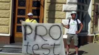 Protest la primărie: ”Sorbonel, învață legea!”