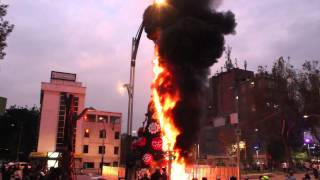 Prenden fuego a un árbol Coca-Cola por alza al boleto del Metro