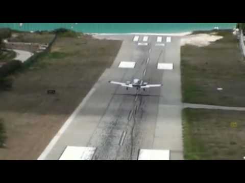 Hình ảnh trong video Avião raspando em um navio Cruzeiro