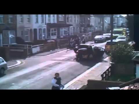 Video Dog Shot 3 times - doberman Dog Attacks / pitbull Dog Attacks / Police Officers