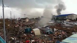 Japan Tsunami 2011: Narrow escape on a foot bridge [Stabilized]