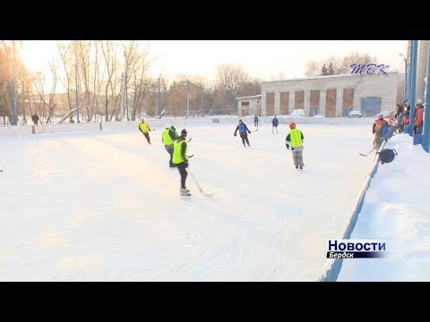 «Матч поколений»: на лед вышли бердские команды ветеранов и молодежи