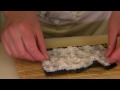 Preparazione del sushi - arrotolare i maki