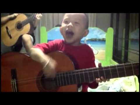Bé 3 tuổi cầm đàn hát bài