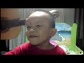 Bé 3 tuổi cầm đàn hát bài