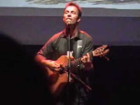 Kevin johansen sos tan fashion en vivo Facebook Twitter kevin johansen sos tan fashion en vivo his back