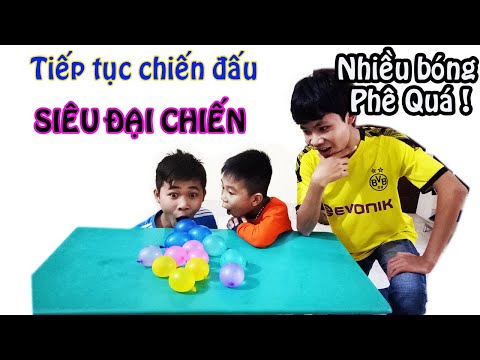 Ba anh em ném bóng hài hước .Three brothers throw balls , funny .ボールを投げる,面白い