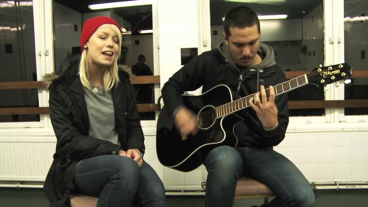 ... ! Acoustic Session: Tonight Alive - "Breaking and Entering" - YouTube