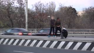 Copii iresponsabili pe viaductul de la Botanica