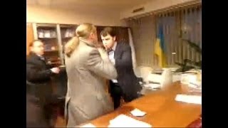 Vidéo : le chef de la télévision ukrainienne violemment agressé et forcé à démissionner