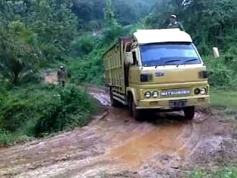 Mobil truk Pengangkut Kayu Jati Glondongan - YouTube