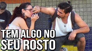 TEM ALGO NO SEU ROSTO