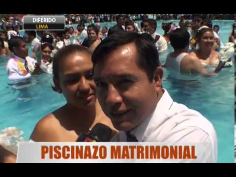 Parejas se casan en el agua