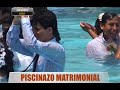 Parejas se casan en el agua