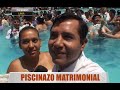 Parejas se casan en el agua