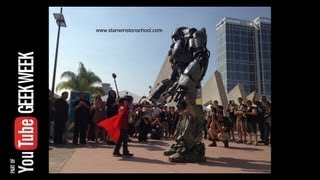 Giant Robot befriends Little Girl @ Comic-Con 2013