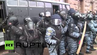 Во время штурма горсовета Киева оппозиционеры облили силовиков из брандспойта