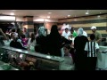 Un grupo de sirios comprando helados